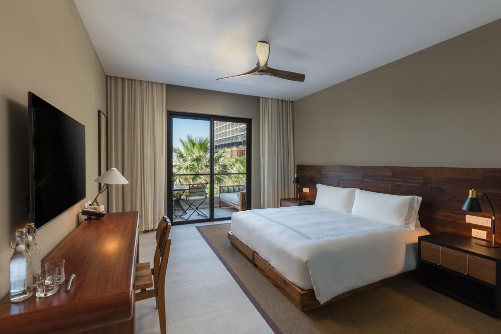 Кровать или кровати в номере The Cape, A Thompson Hotel, by Hyatt