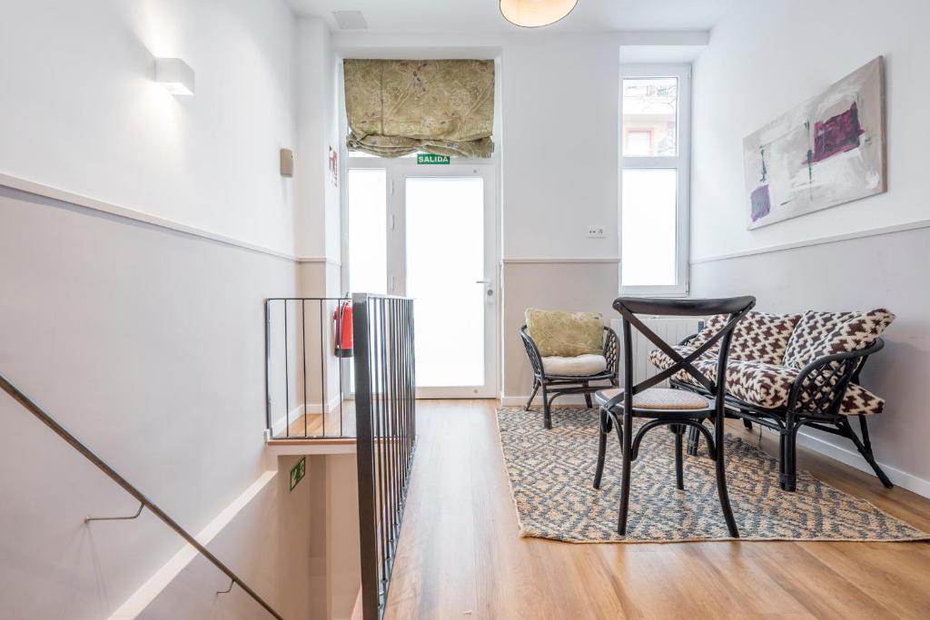 Hotel Confortable 2H y 1B Delicias-Madrid Rio B, a living room with a table and chairs in it at Confortable 2H y 1B Delicias-Madrid Rio B in Madrid