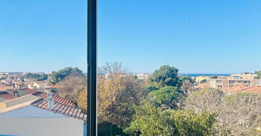 une vue d'une ville depuis une fenêtre dans l'établissement Clair Matin T3, à Six-Fours-les-Plages
