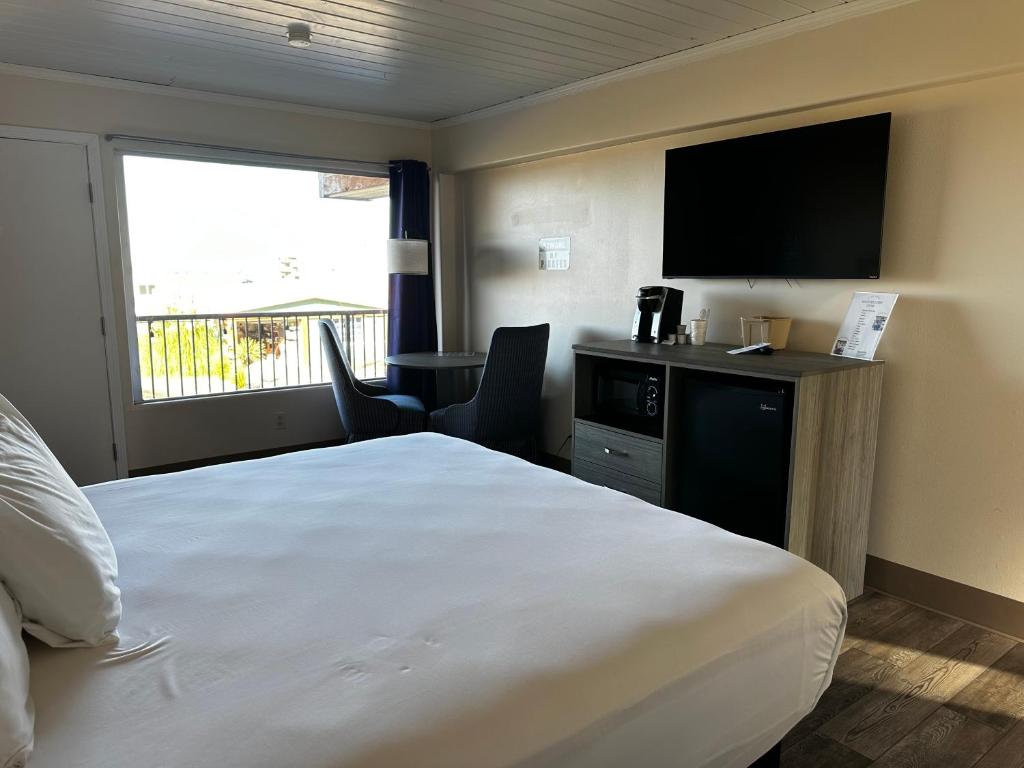 Westport Inn - King Suite With Partial Ocean View