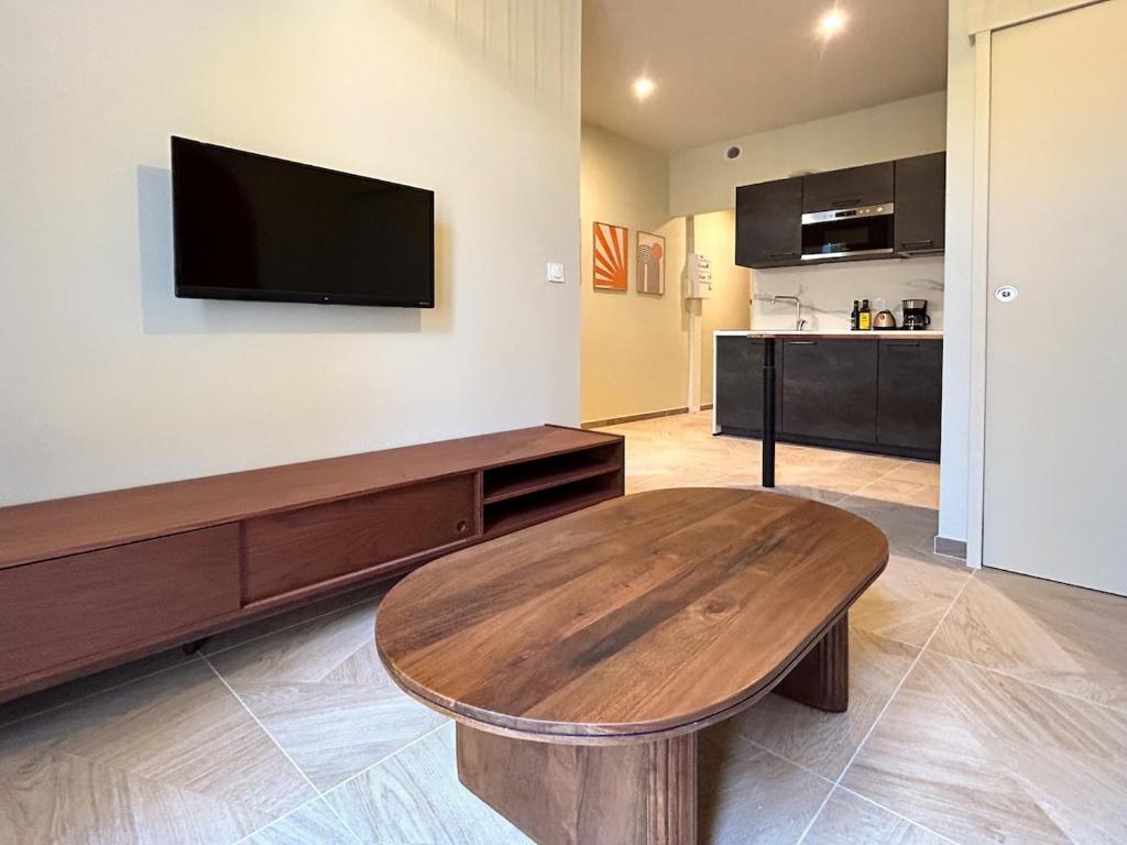 Il comprend un salon doté d'une table et d'une télévision à écran plat. dans l'établissement Les Pins - centre historique, à Montpellier