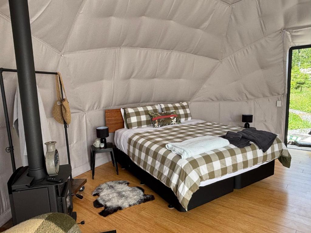Postel nebo postele na pokoji v ubytování Takahuri Glamping Domes