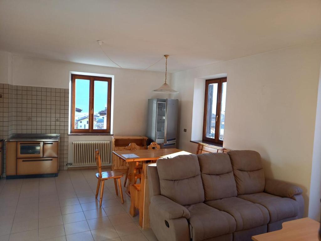 a living room with a couch and a table at Brenta Casa Vacanze - Apartments in Cunevo