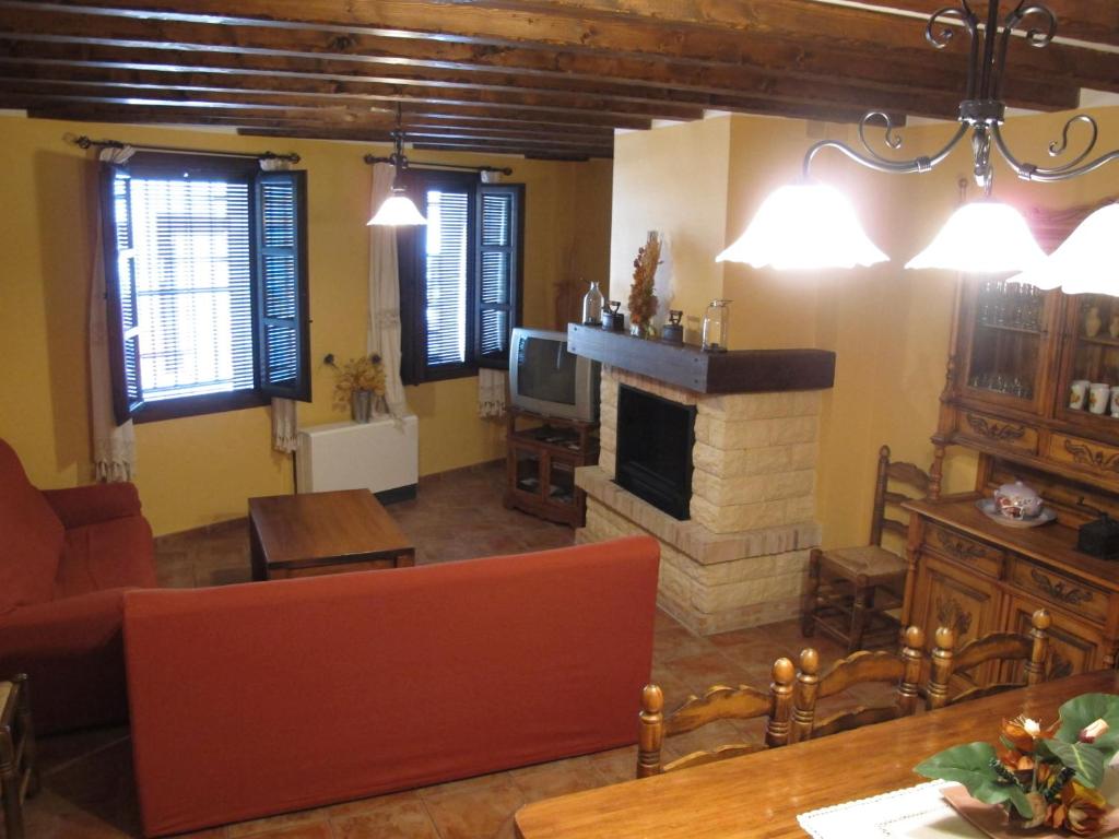 sala de estar con sofá y chimenea en Casa Rural San Anton Cuenca, en El Provencio