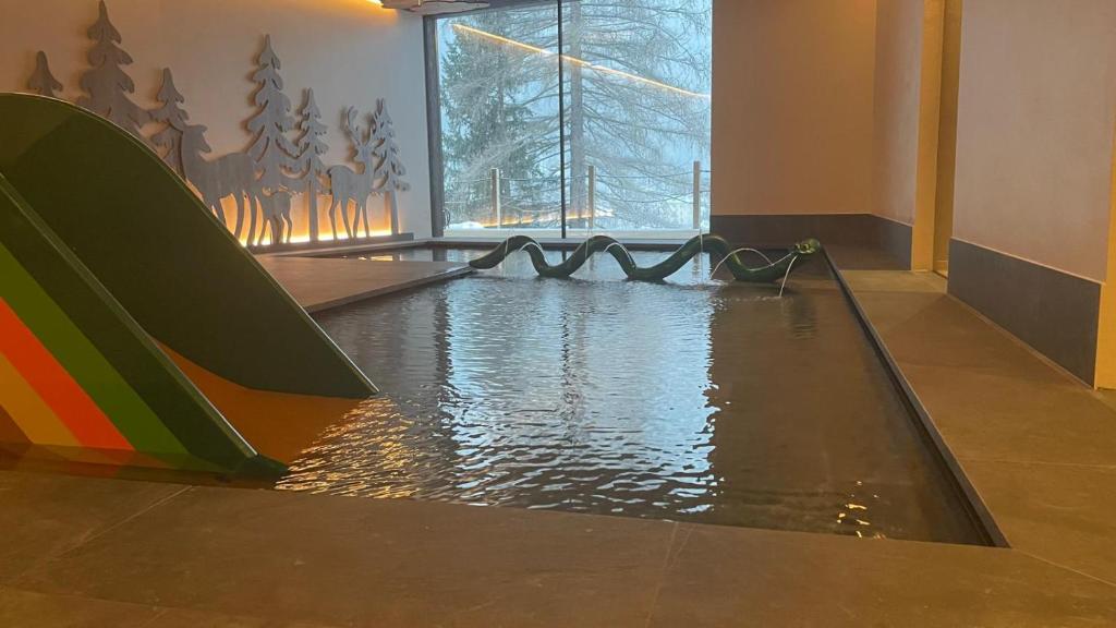 Bazén v ubytování Hotel Vioz nebo v jeho okolí