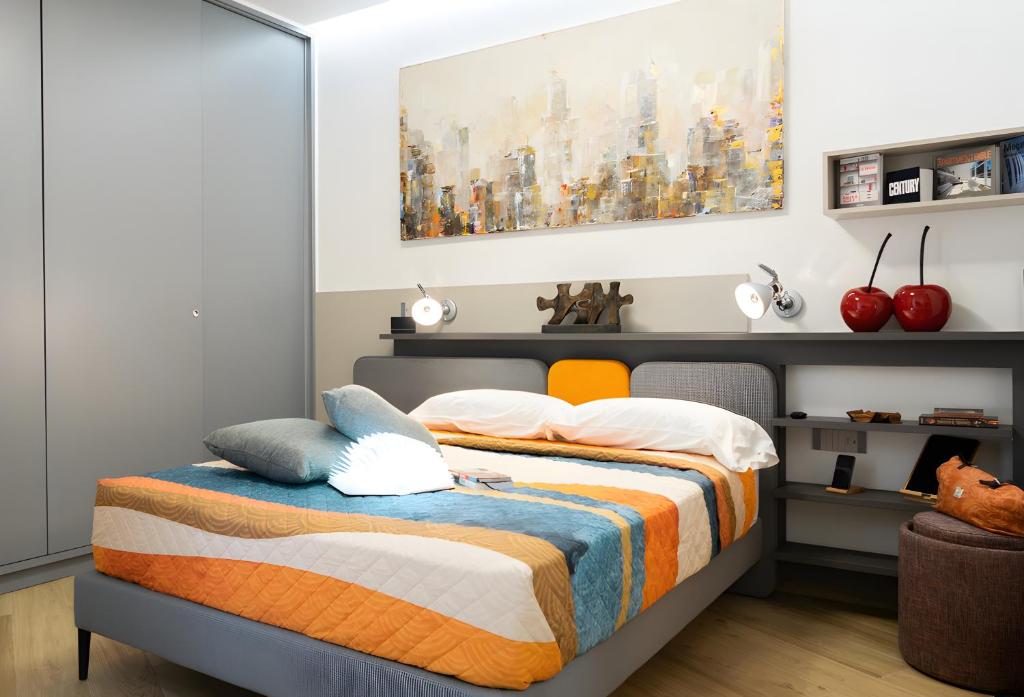 una camera con letto e testiera arancione di The Best Nest - Home Suite Home NEW OPENING a Roma
