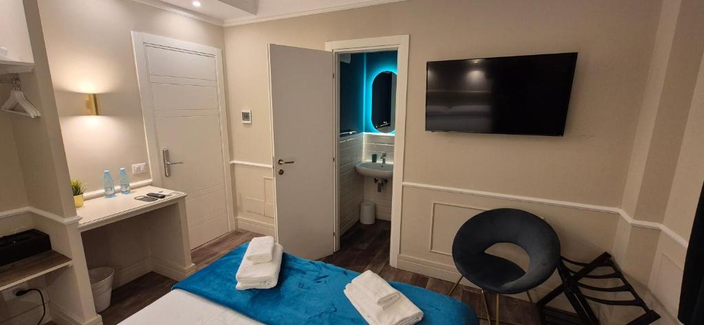 een badkamer met een bed, een toilet en een televisie bij Le Petit Bijou in Rome
