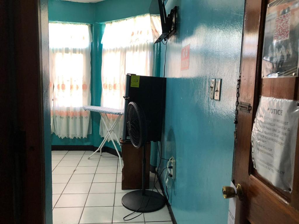 TV a/nebo společenská místnost v ubytování Chaleanor Hotel