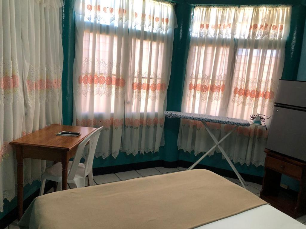 Postel nebo postele na pokoji v ubytování Chaleanor Hotel