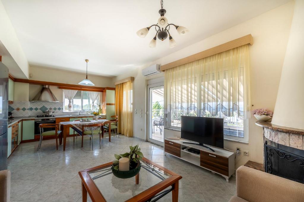 TV a/nebo společenská místnost v ubytování POUNEDES LUXURY SUITES