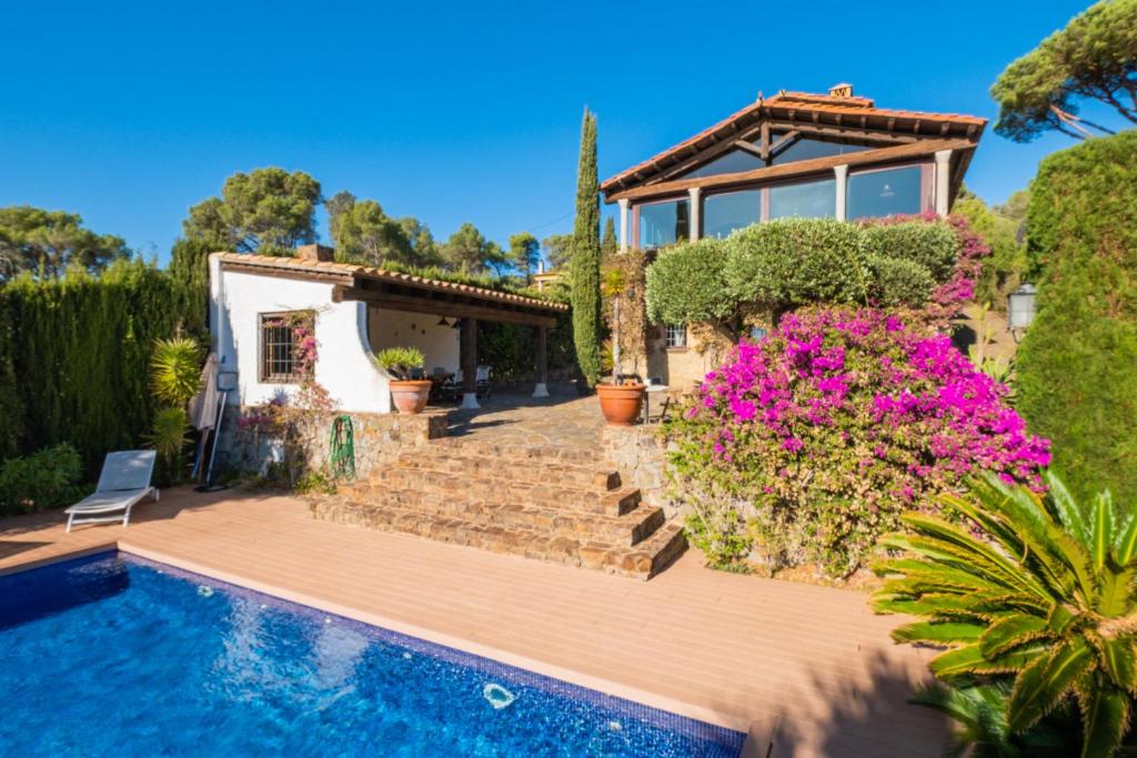 a villa with a swimming pool and a house at CC-1 Casa Mar y Viñas in Begur