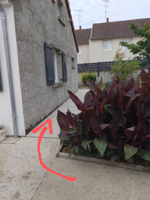 une flèche rouge pointant vers une usine située à côté d'une maison dans l'établissement Maison au calme chez stephane, à Boran-sur-Oise
