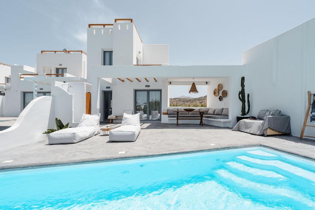 eine Villa mit Swimmingpool und ein Haus in der Unterkunft Villa isola plaka Naxos in Plaka