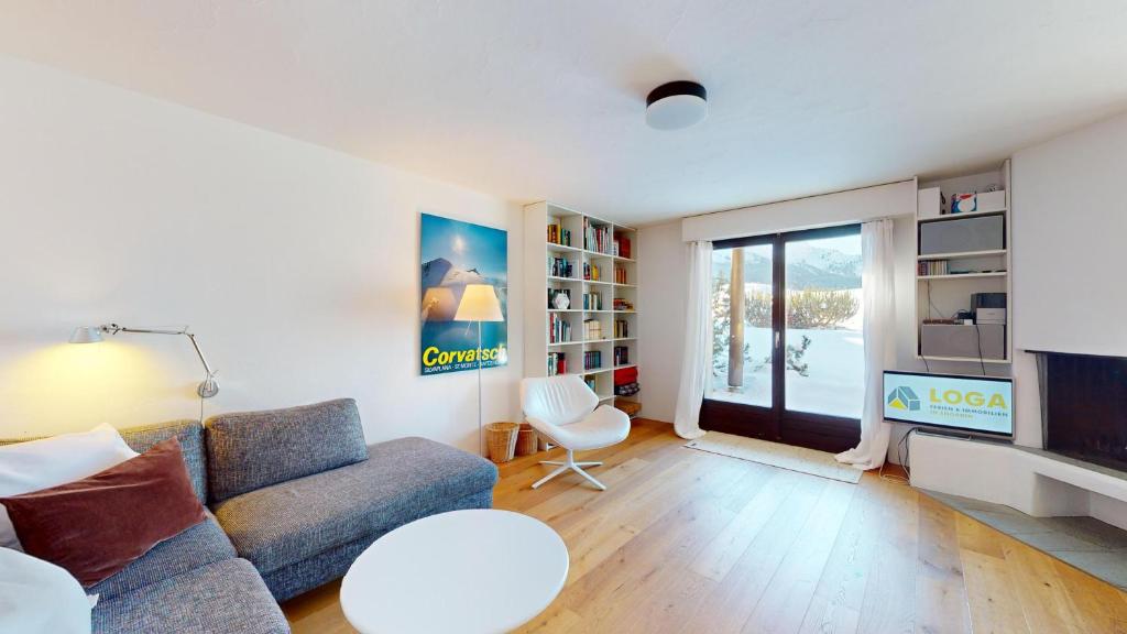 un salon avec un canapé et une table dans l'établissement Crest Alta B15, à Surlej
