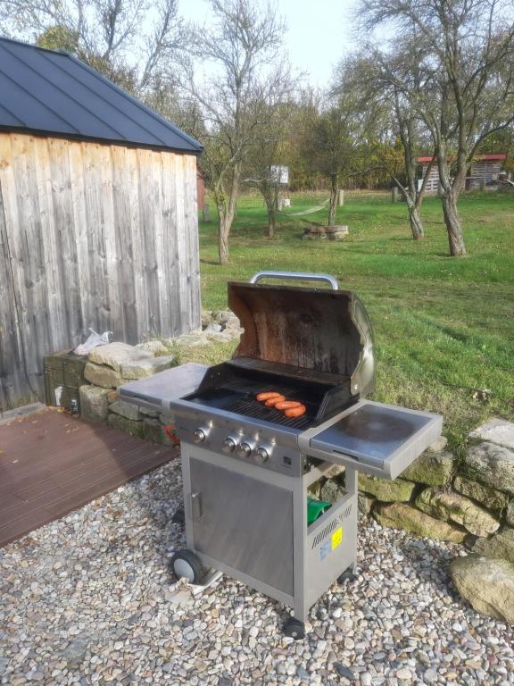 Gril dostupný pro hosty v apartmánu