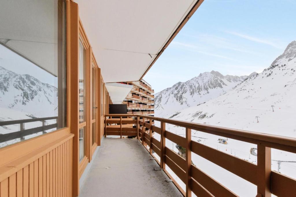 Elle comprend un balcon offrant une vue sur les montagnes enneigées. dans l'établissement Résidence Le Montana - maeva Home - 2 pièces 6 personnes Confort MAE-4632, à La Mongie