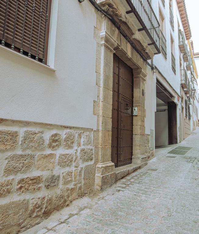 a building with a door on the side of a street at Apartamentos Turísticos Pilaria in Jaén