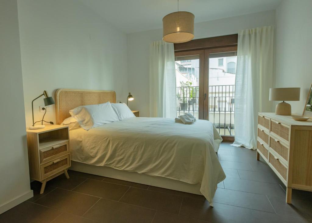 Un pat sau paturi într-o cameră la Apartamentos Turísticos Pilaria