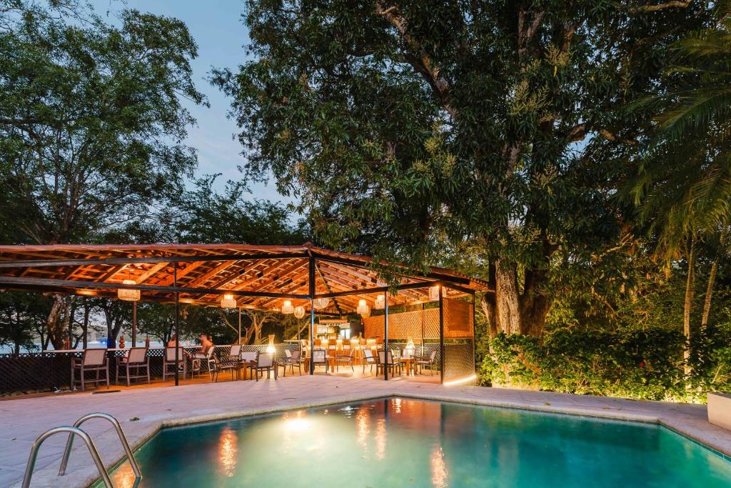 Bazén v ubytování Papagayo Golden Palms Beachfront Hotel nebo v jeho okolí