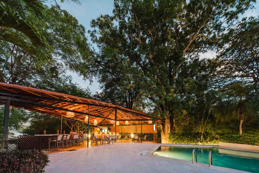 Bazén v ubytování Papagayo Golden Palms Beachfront Hotel nebo v jeho okolí