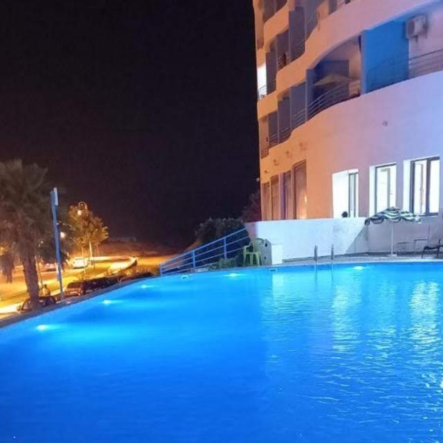 Bazén v ubytování studio avec piscine et wifi à cabonegro nebo v jeho okolí