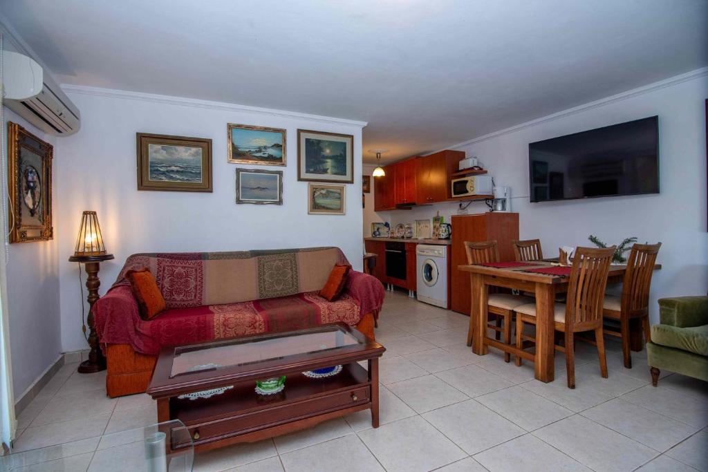 Posezení v ubytování Tatiana Luxury Apartment with Private Pool by Gigi Star