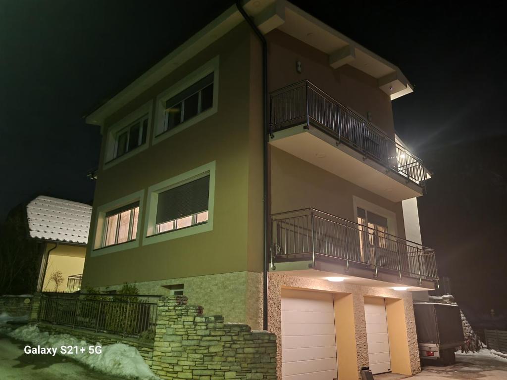 Budova, kde se apartmán nachází