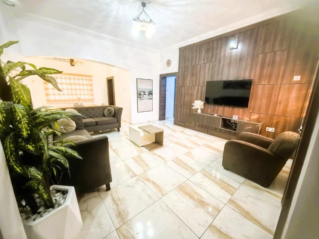 Televiisor ja/või meelelahutuskeskus majutusasutuses Schemes Hotel And Apartment