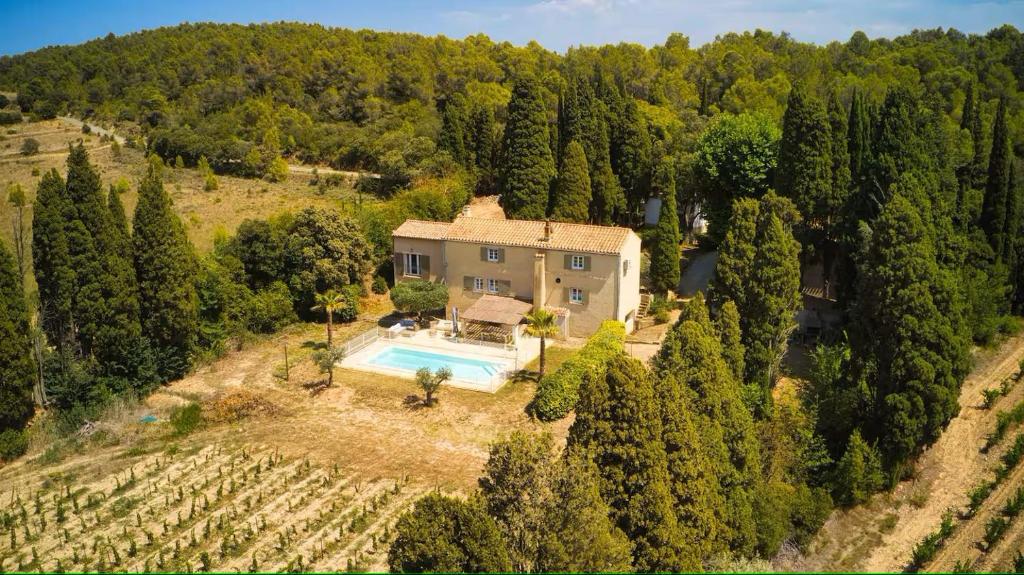 une vue aérienne d'une maison avec piscine dans l'établissement Bergerie de L'horte, à Tourouzelle