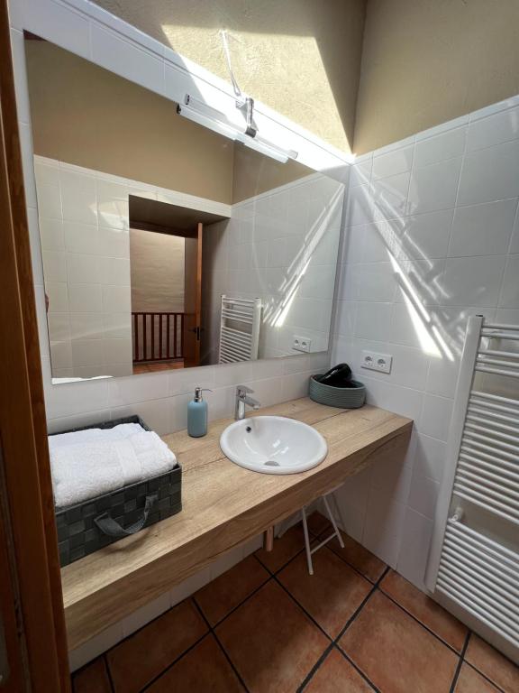 Postel nebo postele na pokoji v ubytování Casa Vella del Cuní