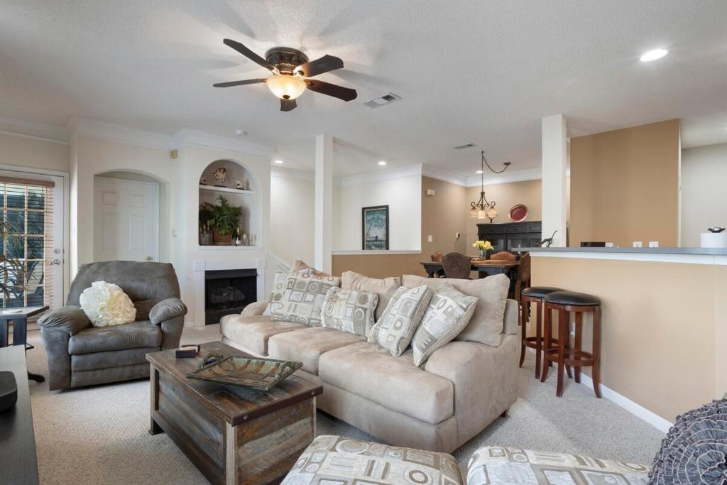 een woonkamer met een bank en een keuken bij Seaside Comfort in Gulfport