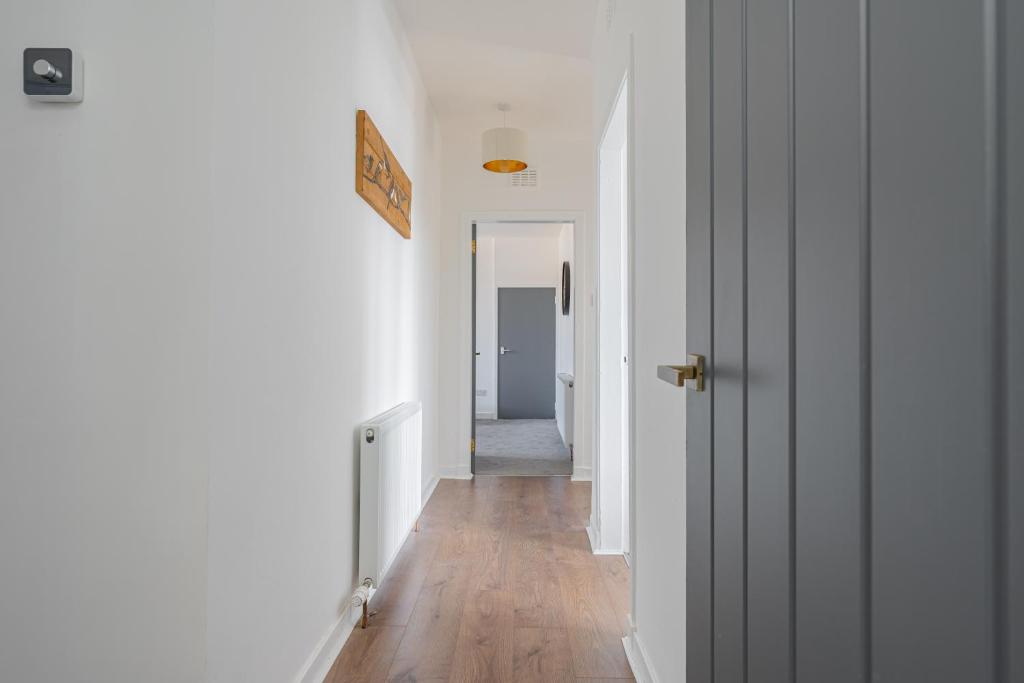 Φωτογραφία από το άλμπουμ του Spacious 3 bed flat- Free parking Edinburgh & Fife σε Inverkeithing