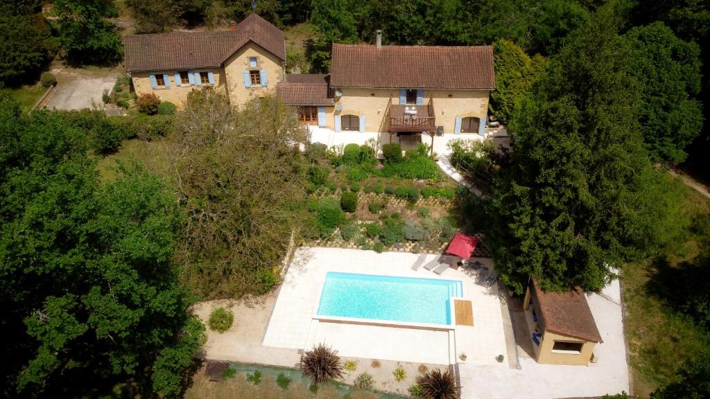 une vue aérienne d'une maison avec piscine dans l'établissement Huge Dordogne House, heated pool, 5 acres, à Saint-André-dʼAllas
