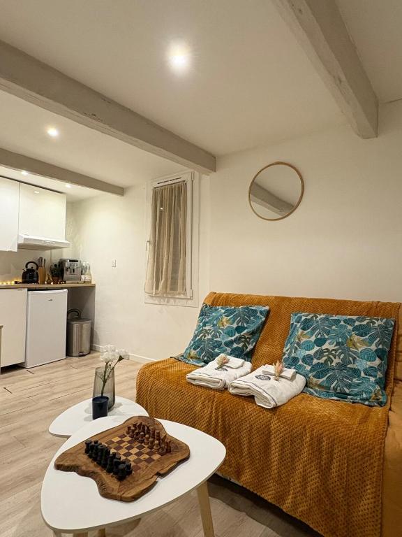 un salon avec un canapé et une table dans l'établissement Studio de Charme, Plein centre, à LʼIsle-sur-la-Sorgue