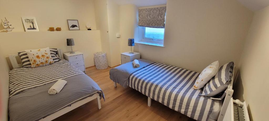 Postel nebo postele na pokoji v ubytování Bee Cottage