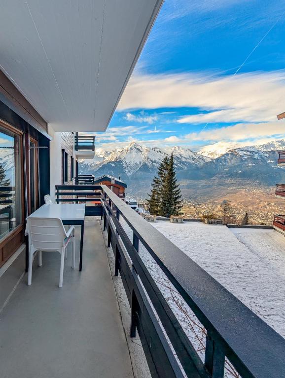 Cosy Centered with Garden and View in Veysonnaz - Resim 18