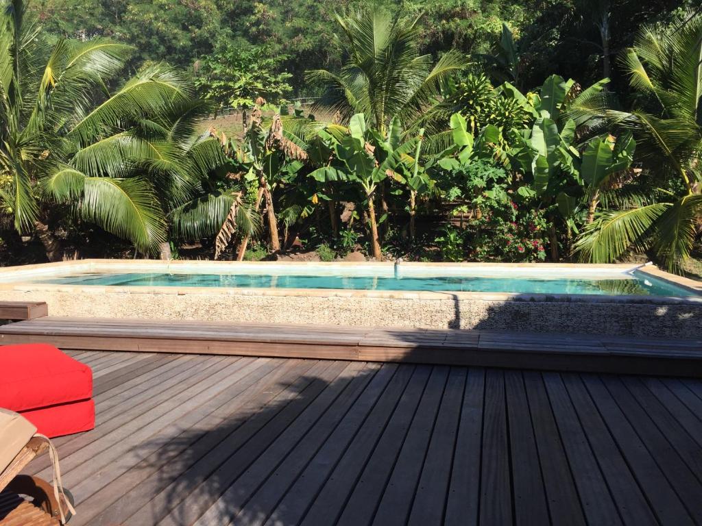 בריכת השחייה שנמצאת ב-Fare TEAK avec Palapa et piscine partagée או באזור