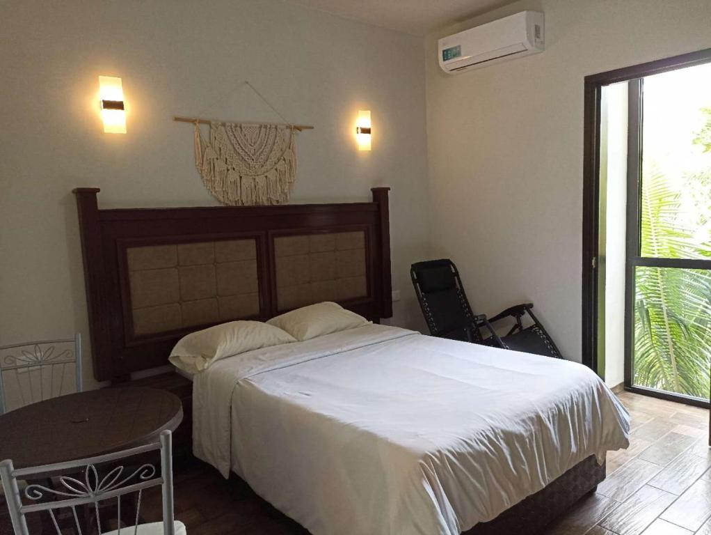 Postel nebo postele na pokoji v ubytování Hotel & Hostal 230