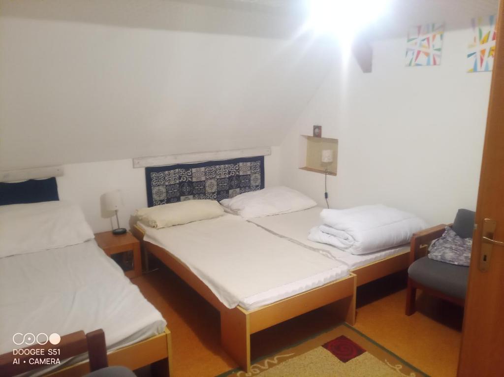 Postel nebo postele na pokoji v ubytování Nádherný klidný apartmán s infrasaunou