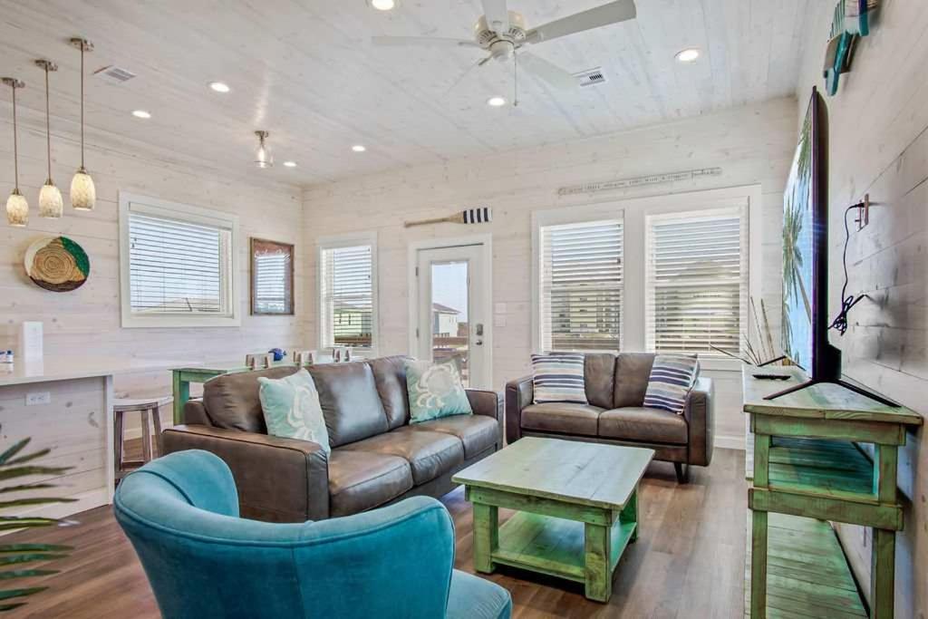 Χώρος καθιστικού στο Walk to Beach Private Pool Golf Cart Friendly