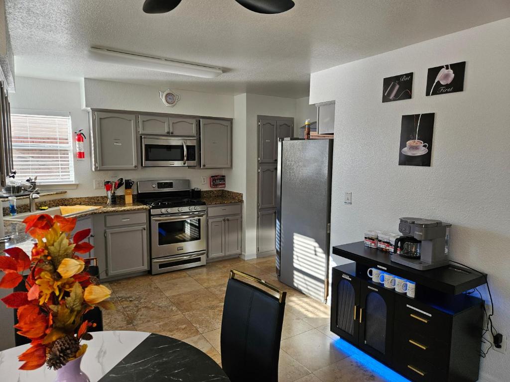 Kuchyň nebo kuchyňský kout v ubytování Franklin Luxe Oasis