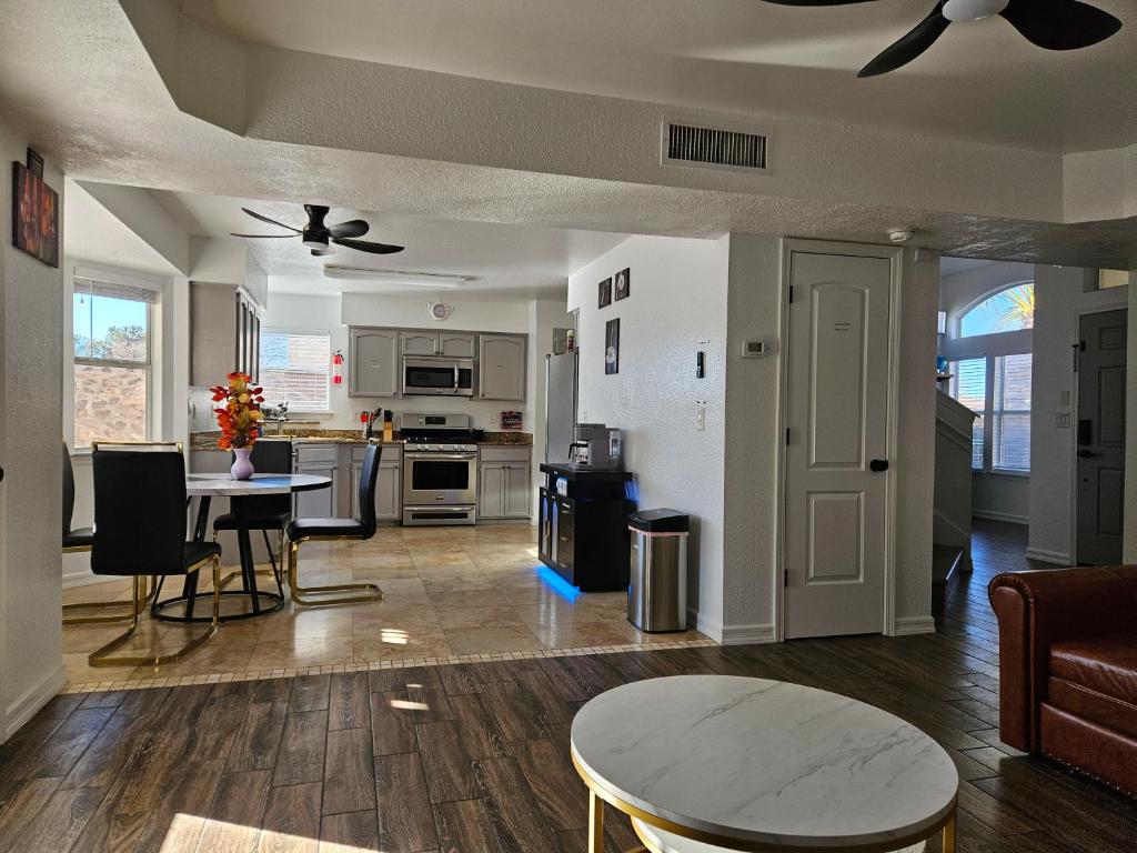Kuchyň nebo kuchyňský kout v ubytování Franklin Luxe Oasis