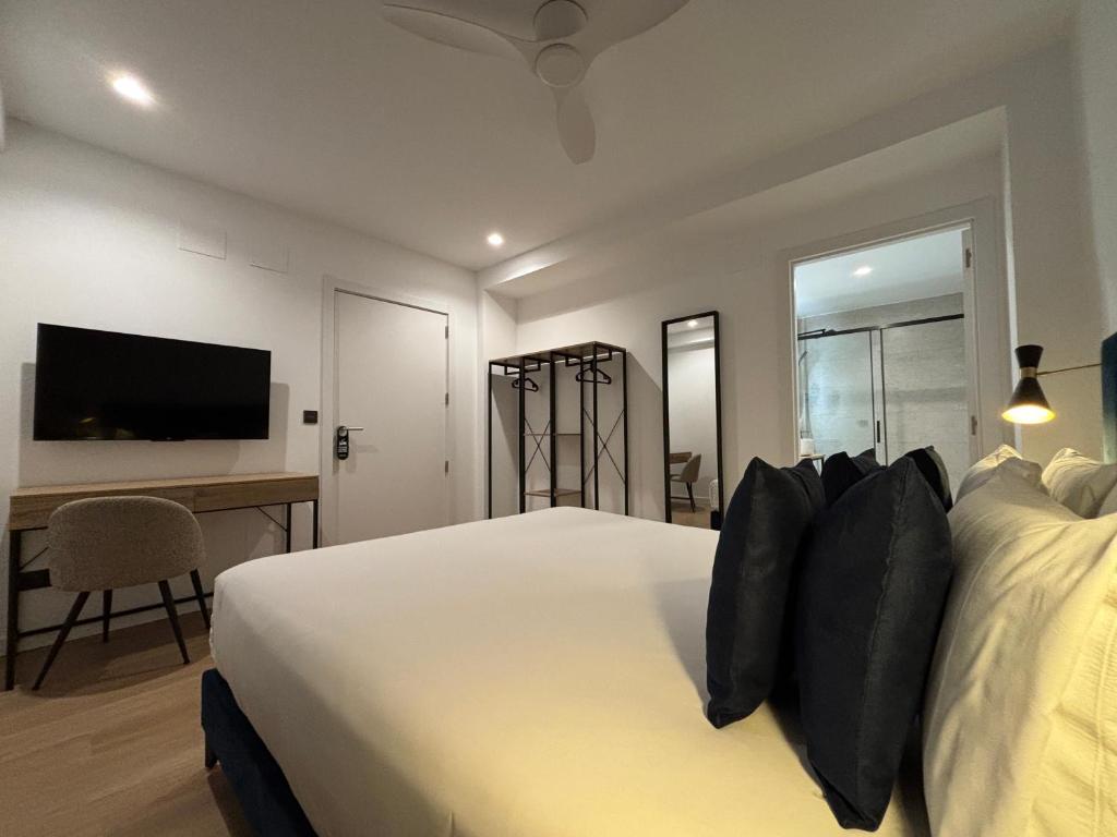 Postel nebo postele na pokoji v ubytování Arenal Suites Bilbao