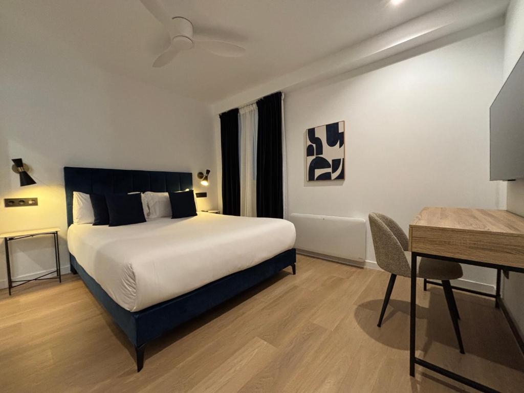 Postel nebo postele na pokoji v ubytování Arenal Suites Bilbao