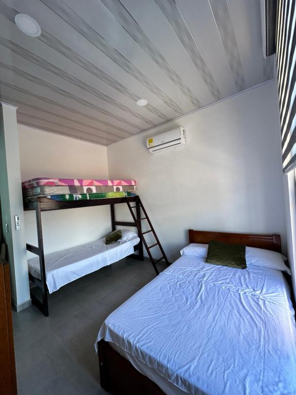 una stanza con due letti e un letto a castello di Increible lugar de desconexion a Nariño