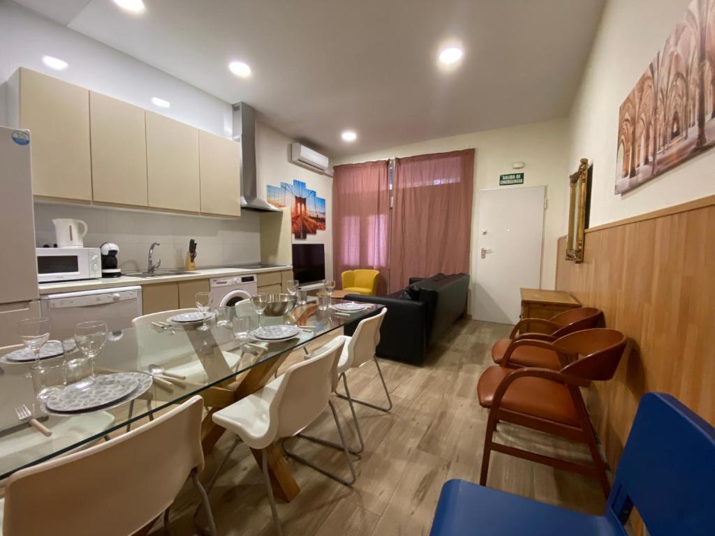 Hotel Parque Olof Palme, a kitchen and a dining room with a table and chairs at Parque Olof Palme in Madrid