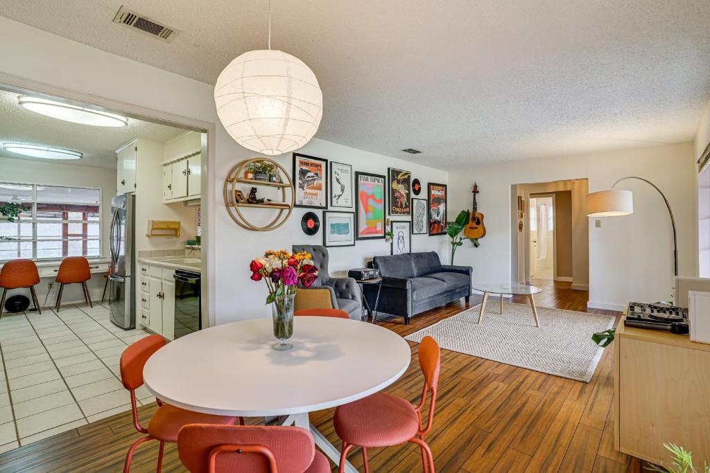 Χώρος καθιστικού στο Karaoke Ready! Fort Worth Area Home with Pool