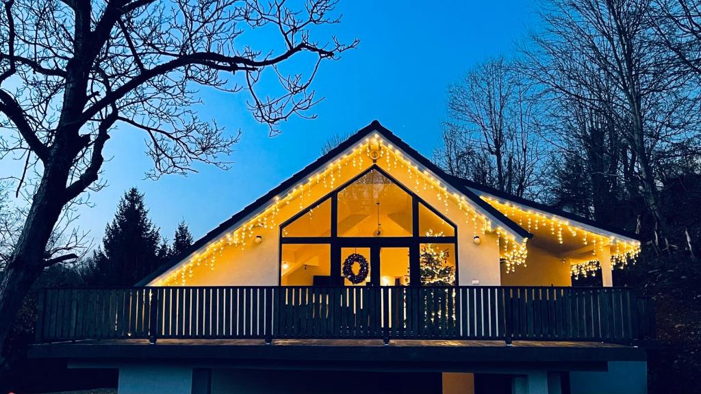 eine Kirche mit Weihnachtslichtern in der Nacht in der Unterkunft Riverside Avrig in Avrig