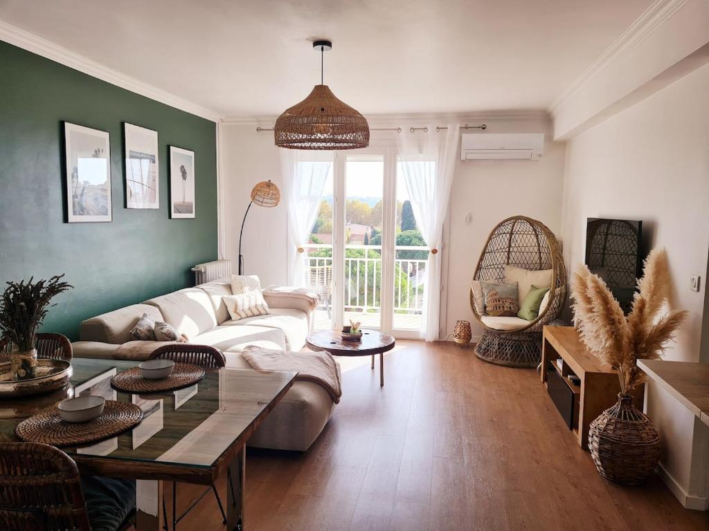 un salon avec un canapé et une table dans l'établissement Lys'Home-Charming apartment Sablettes Beach, à La Seyne-sur-Mer