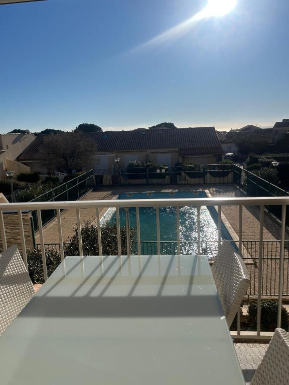 d'un balcon avec vue sur la piscine. dans l'établissement Appartement T 2 4 personnes, à Fleury